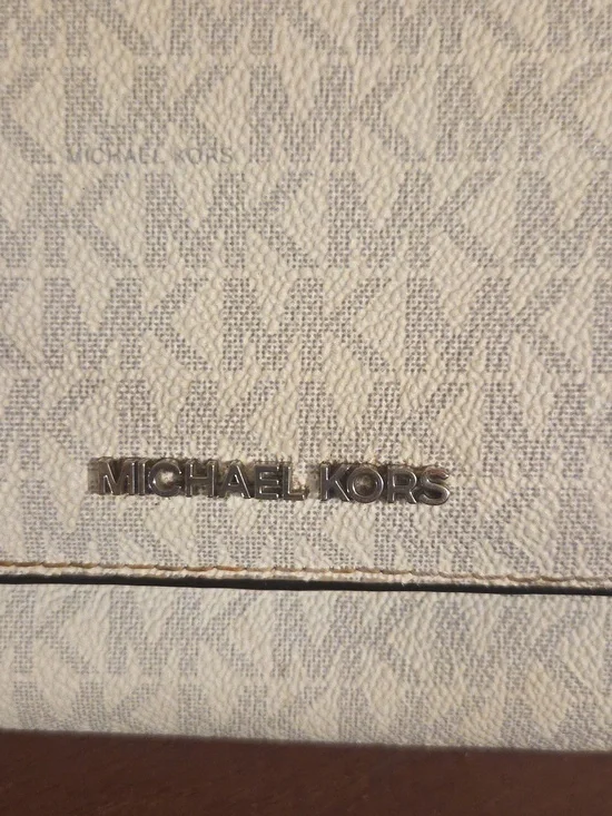 Michael Kors Wallet - Picture 2 of 13